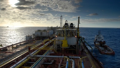 Funcionário Shell trabalha em plataforma offshore