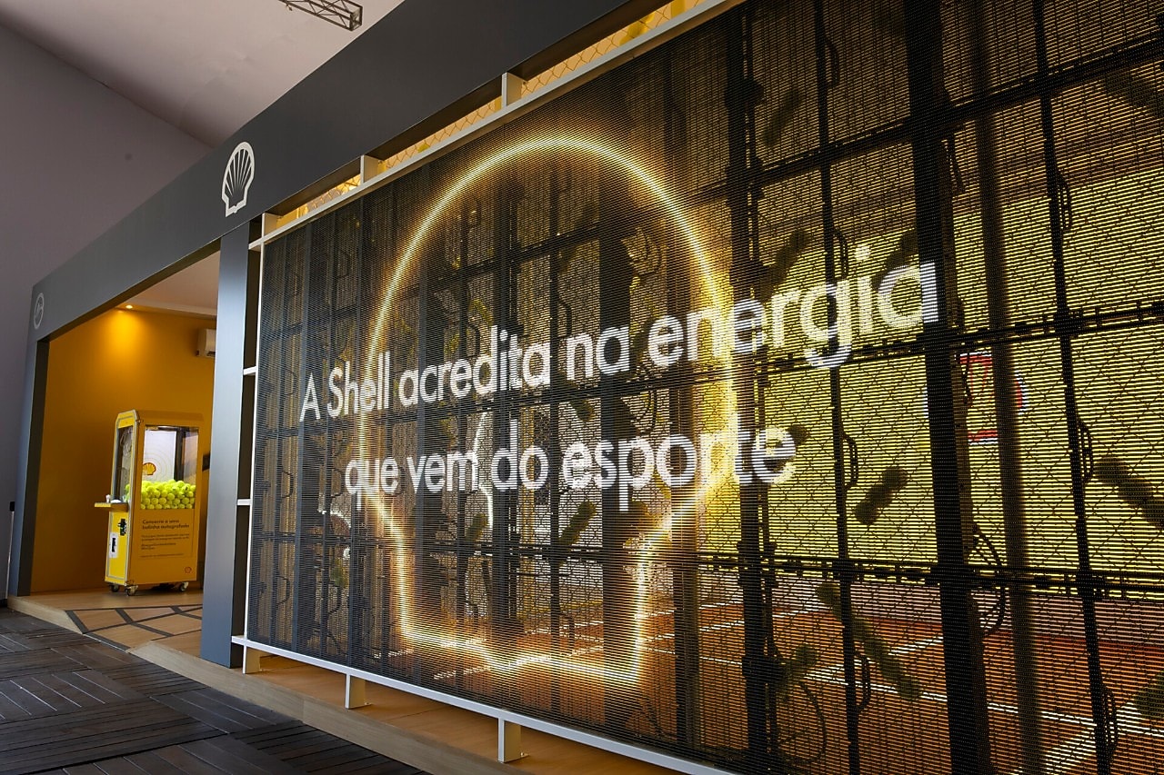 Instalação temática da Shell com iluminação em formato de cérebro e a frase ‘A Shell acredita na energia que vem do esporte’ projetada na estrutura.