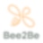 Logotipo da marca "Bee2Be". Na parte superior, há um ícone estilizado em amarelo representando uma abelha com asas curvas e linhas diagonais que remetem ao corpo do inseto. Abaixo, o nome "Bee2Be" aparece em letras arredondadas e verdes, com destaque para o número 2 central.