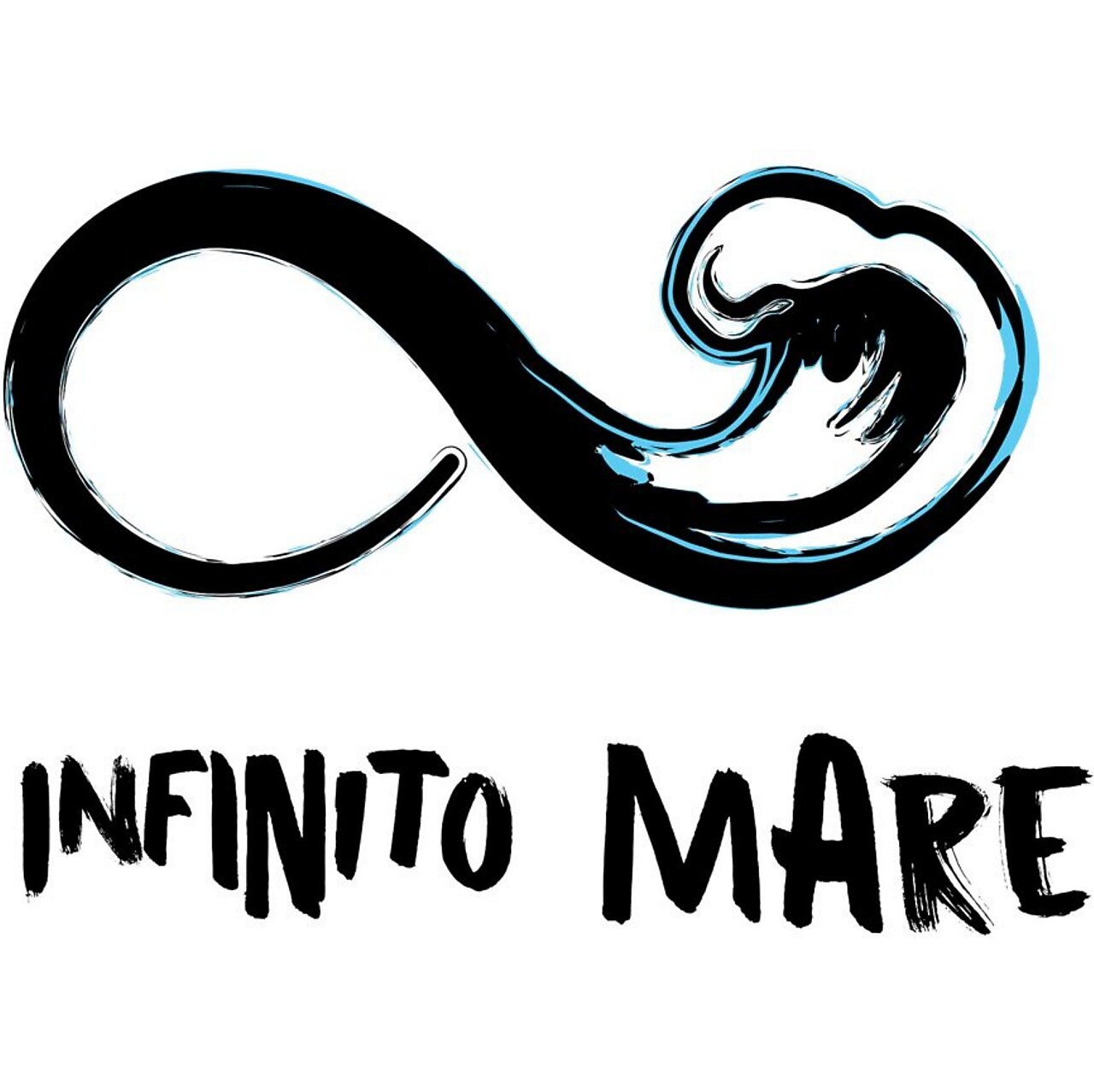 Logotipo da marca "Infinito Mare". Acima do nome, há um símbolo de infinito estilizado como uma onda do mar, com traços artísticos em preto e detalhes em azul. Abaixo, o nome "INFINITO MARE" aparece em letras maiúsculas com estilo de pincelada, transmitindo dinamismo e conexão com o oceano.