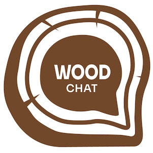 Logotipo da marca "Wood Chat". A imagem representa um corte transversal de tronco de árvore em marrom, com anéis de crescimento destacados. No centro, há um balão de fala que simula a forma dos anéis e contém o nome "WOOD CHAT", com "WOOD" em negrito e "CHAT" abaixo em fonte mais fina, sugerindo diálogo sustentável e conexão com a natureza.