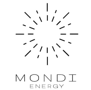 Ilustração vetorial em preto de uma espiga de milho orgânico com folhas abertas, exibindo os grãos. A arte é simples e minimalista, com traços limpos e curvos, representando um símbolo de alimento natural ou agricultura.