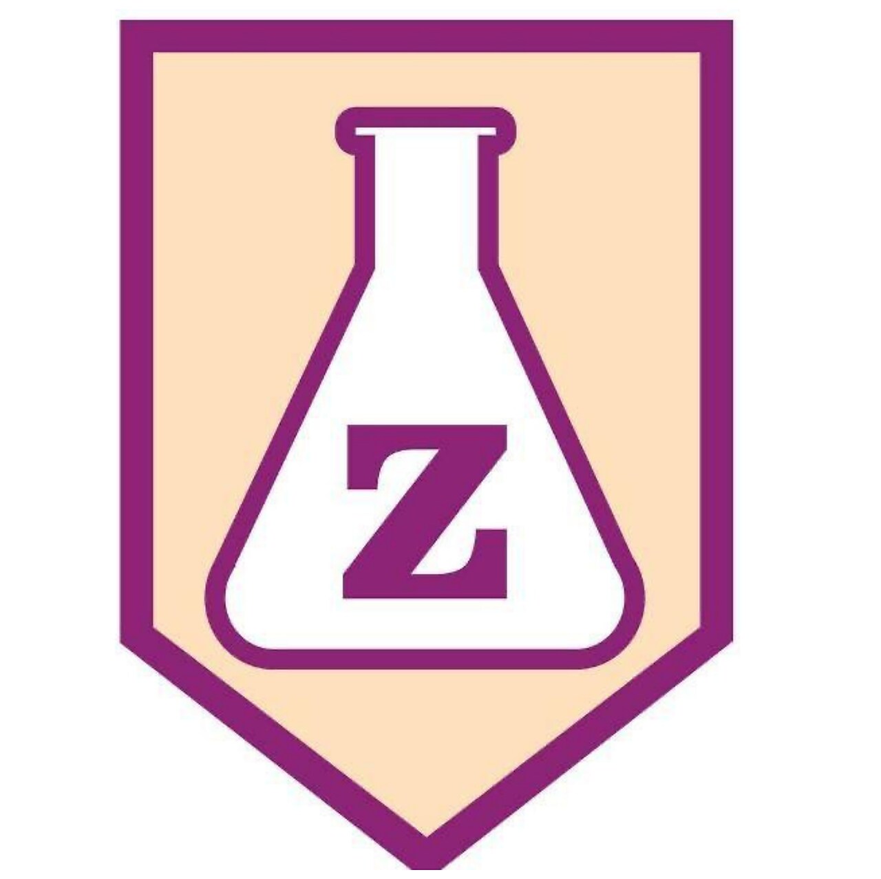 Logotipo com fundo em tom bege claro, contornado por um escudo roxo. No centro, há um frasco de laboratório branco com contorno roxo, simbolizando ciência ou química. Dentro do frasco, a letra "Z" aparece em destaque na cor roxa.