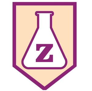 Logotipo com fundo em tom bege claro, contornado por um escudo roxo. No centro, há um frasco de laboratório branco com contorno roxo, simbolizando ciência ou química. Dentro do frasco, a letra "Z" aparece em destaque na cor roxa.