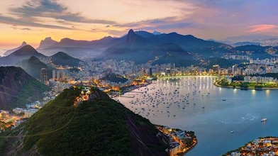 Cidade do Rio de Janeiro no pôr do sol iluminada pelas luzes urbanas