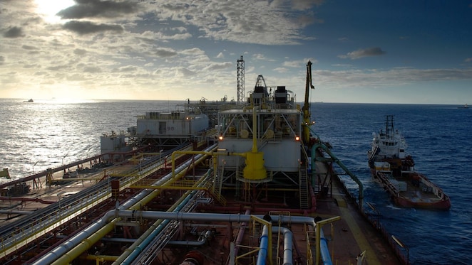 Funcionário Shell trabalha em plataforma offshore